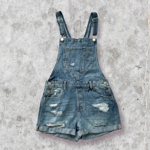Boutique Pants - NEW Boutique Short Overalls Distressed Denim Medium Wash Stylish! Size Small